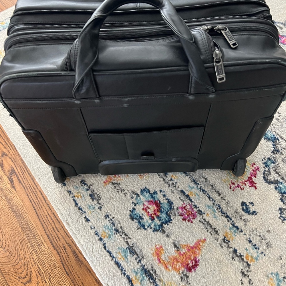 Tumi Black Briefcase with Durable Design and Spacious Compartments - Picture 4 of 7
